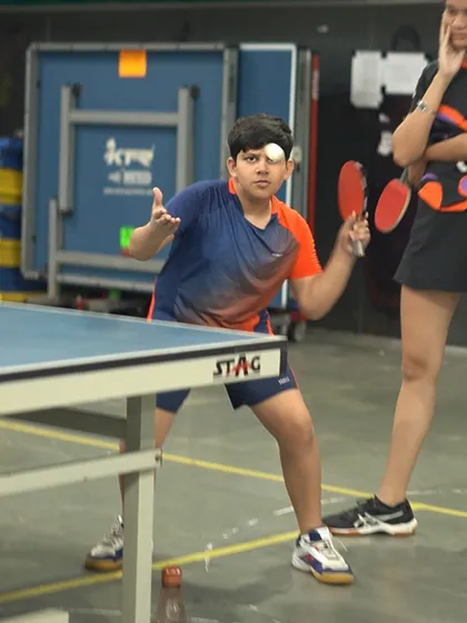 Here, one of our students practices a serve with intense concentration. Our coaching combines structured drills with engaging exercises to make learning both effective and fun.