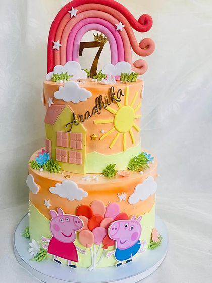 A closer view of the sunset-themed Peppa Pig cake.