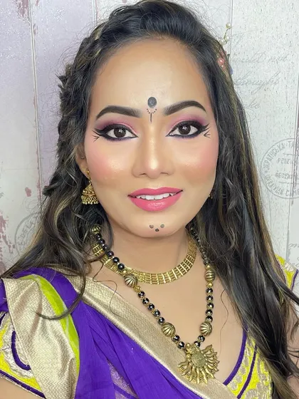 This vibrant Garba look is perfect for Navratri festivities. My courses include training for specific events, teaching you how to create fun, long-lasting makeup with creative details.