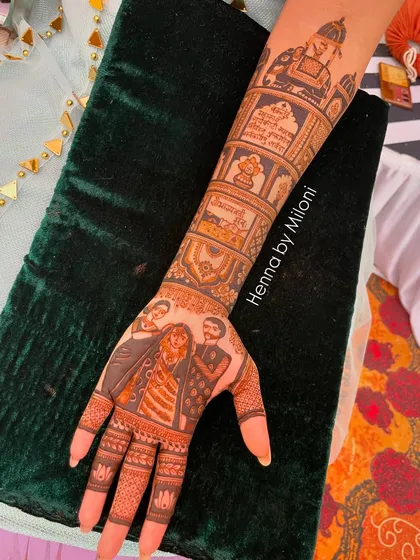 The other hand of the story mehendi, featuring a family portrait. It's so special to include the people who matter most in the bride's henna design.