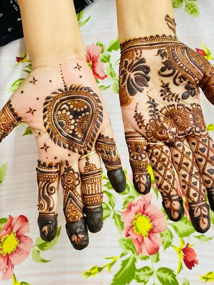 A unique design combining a large heart motif on one hand with a traditional jaal and floral pattern on the other. The fingertips are fully covered for a classic touch.