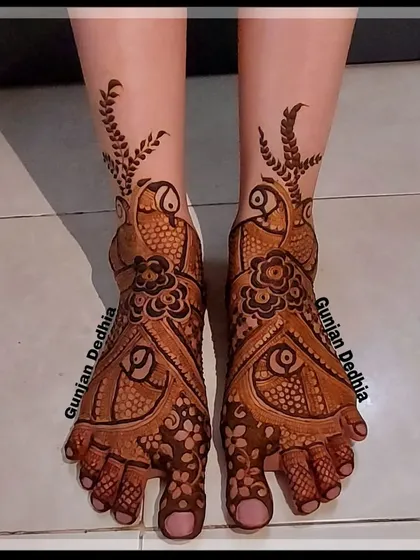 A classic peacock design for bridal feet. The feathers of the peacock flow gracefully up the ankle, creating an elegant and timeless look.