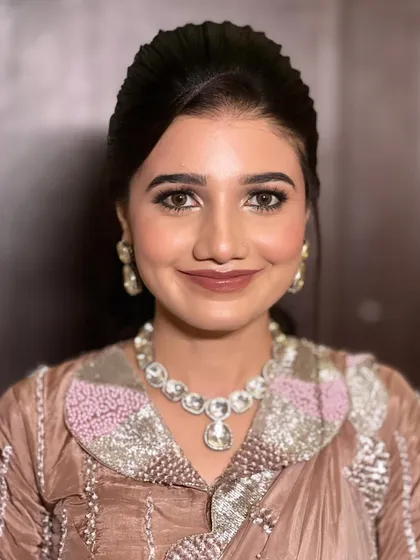 A close-up of the bride's natural and glowing makeup, perfect for an elegant evening.