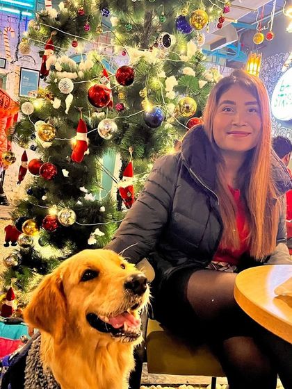 A guest and her golden retriever enjoying the Christmas vibes at our cafe.