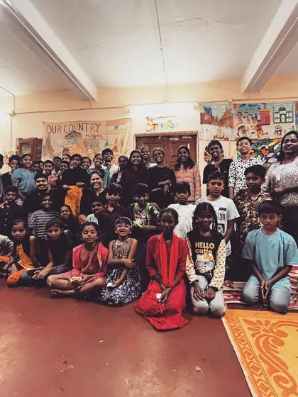 A group photo with Team PuppeTree and the wonderful children at Makkala Jagriti after a fun-filled show.