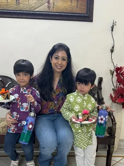 A beautiful moment from our Rakshabandhan special workshop, where two brothers proudly show off the puja thalis and hand-painted bottles they created.