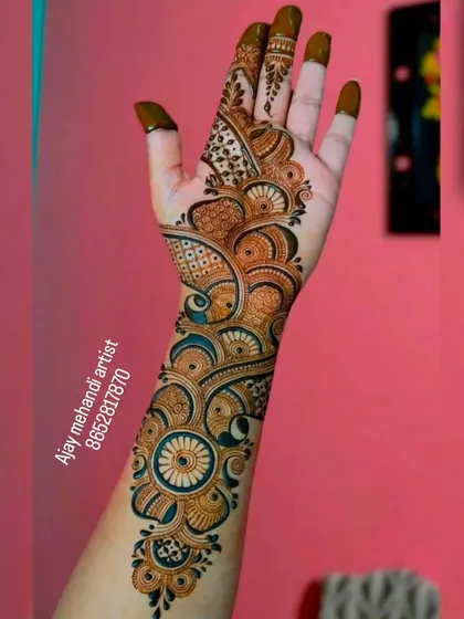 For those who love a modern touch, I create beautiful Arabic mehndi designs. This style features bold, flowing patterns with open spaces for a very elegant and contemporary look.
