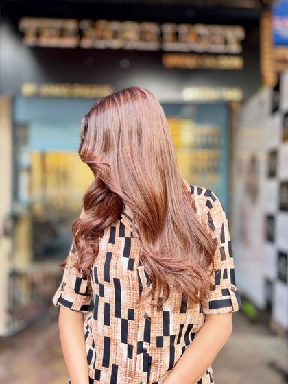 A custom mix of caramel beige with copper gold. This unique combination creates a warm, metallic rose-gold effect that is truly one of a kind.