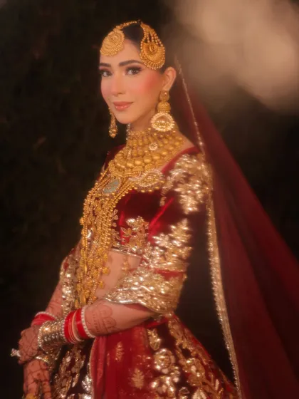 Inspired by tradition, this unique Kashmiri Sufi look is rich in culture and elegance. The focus was on creating a regal and soulful appearance with antique gold jewelry and a deep velvet outfit for a truly unforgettable reception look.