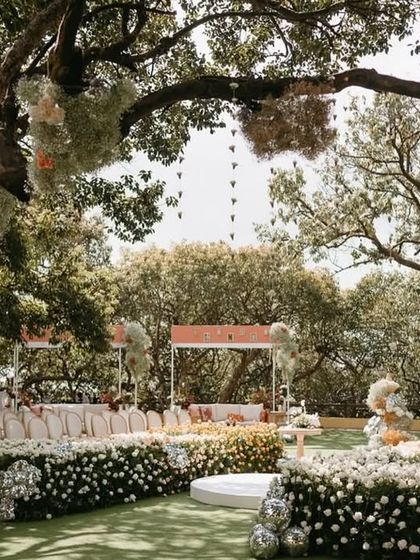 A walkway straight out of a dream. For this celebrity wedding, I lined the aisle with a sea of white and yellow flowers, creating a path of beauty that perfectly harmonized with the natural surroundings.