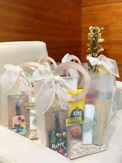 Another look at the tropical-themed gift bags, perfect for a destination wedding or beach party.
