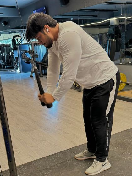 Tricep pushdowns with a rope attachment, focusing on spreading the rope at the end to fully contract the triceps.