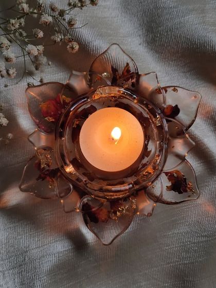 This lotus-shaped tea light holder is one of my special festive creations. I've embedded real rose petals into the resin, and it casts a warm, beautiful glow when a candle is lit inside.