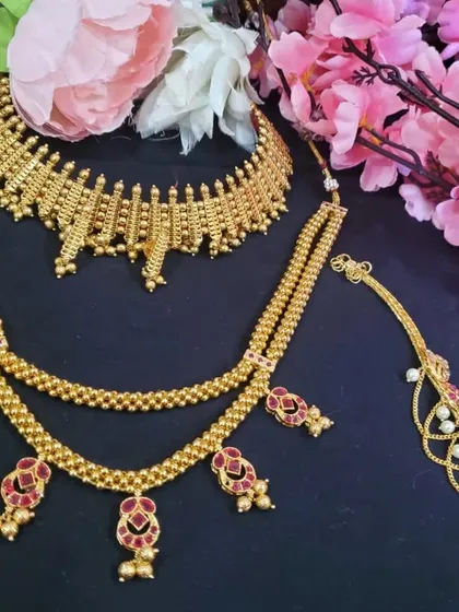 A classic Maharashtrian rental set featuring a gold-beaded Thushi choker and a matching longer necklace, perfect for any traditional function.
