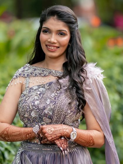 Another shot of our lovely bride, her hands adorned with a perfect, dark mehendi stain.