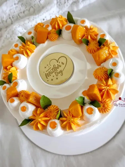 A classic mango cake designed for Mother's Day. I decorated this one with a beautiful wreath of fresh mango chunks, piped cream, and tiny leaves for an elegant, fresh look.