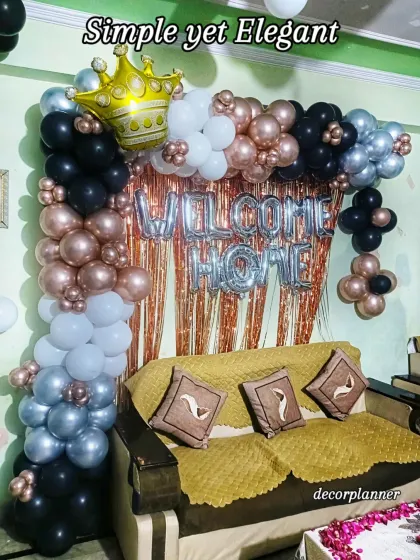 A closer look at the balloon arch, featuring a crown foil balloon. This setup is perfect for welcoming home your king or queen.