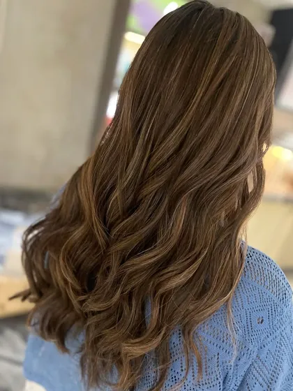 A warm and inviting caramel beige and blonde highlight blend. This hair transformation gives a sunny, vibrant look perfect for any season.