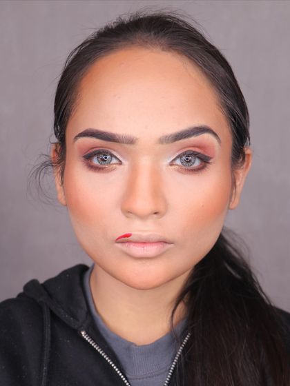 A Valentine's special look, from the contour and highlight process to the final result. This princess-inspired look features a classic red lip, a sparkling tiara, and soft waves.