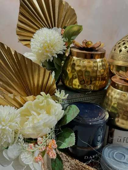 The floral and decorative details of the Glitterati hamper, featuring white chrysanthemums and golden palm leaves that complete the luxurious look.