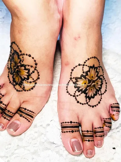 A closer look at the minimal floral mandala design on the feet. This style is perfect for bridesmaids or for any festive occasion where you want a touch of henna.