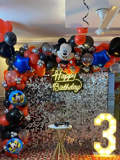 A close-up of the balloon details and Mickey Mouse foil balloons used in the decoration.