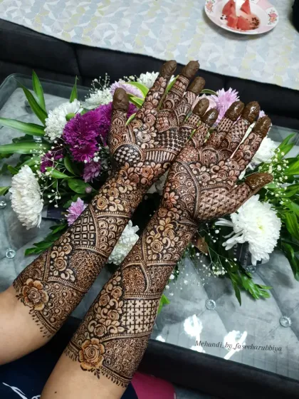 This angle highlights the beautiful bouquet of flowers in the background, complementing the floral henna.