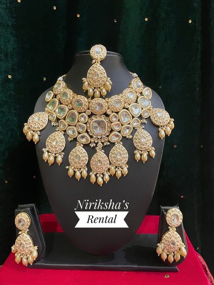 A modern Polki and Kundan style set with large, uncut stones. This is a great rental option for a contemporary reception look.