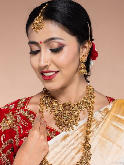 A close-up of the South Indian bride, focusing on the detailed jewellery and makeup. These shots are essential for both makeup artists and jewellery designers.