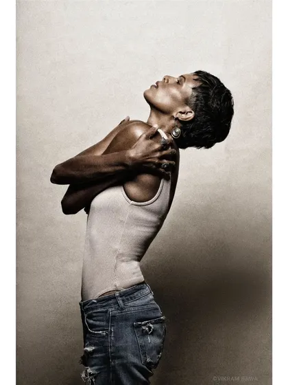 A model class in action. Tinu Verghis demonstrates her mastery of form and expression in this beautifully lit, sepia-toned portrait.
