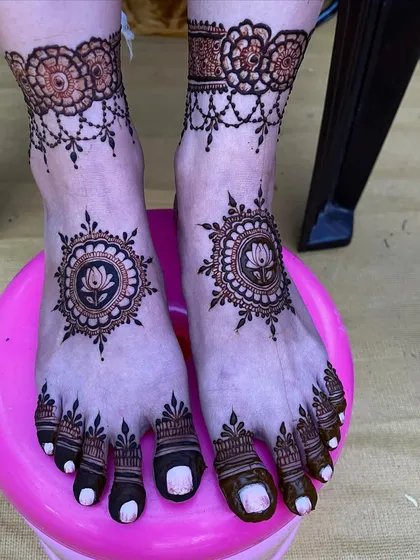 A minimal yet stunning design for the feet, featuring a central lotus mandala and a delicate anklet pattern. Perfect for any celebration.