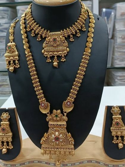 An antique-finish temple jewellery set on display. This style is popular for both Maharashtrian and South Indian weddings.