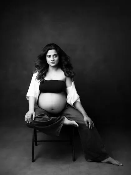 Sometimes, the most powerful portraits are the simplest. A pair of your favorite jeans, a confident gaze, and the beautiful curve of your bump. This is for the mamas who want to feel like themselves, strong and real, in this extraordinary time.