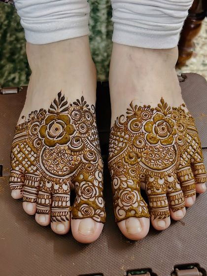 A simple yet elegant design for the feet. The pattern focuses on a beautiful floral motif on the top of the foot.