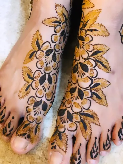 A minimal floral vine for the feet. The pattern beautifully follows the curve of the foot, ending in delicate leaves on the toes.