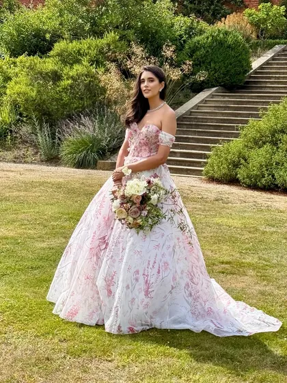 This bride, surrounded by enchanting greens, is the picture of elegance. Her soft, rosy makeup gives her an effortlessly gorgeous and timeless appeal.