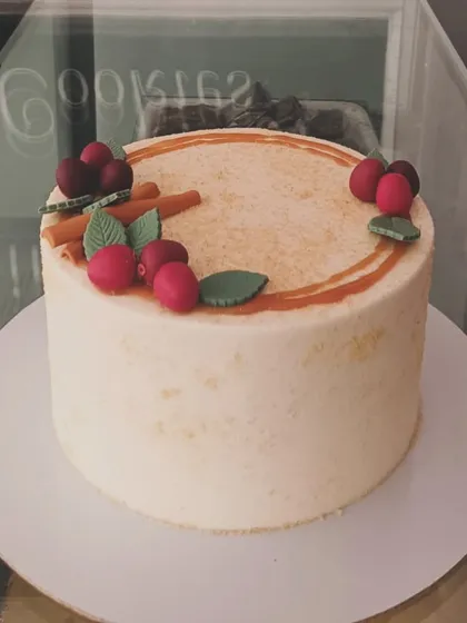 A different angle of the rustic-themed anniversary cake.