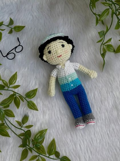 This handsome little boy replica doll features curly hair, a cap, and removable glasses. It’s so fun to create these little details that make each doll a true mini-me.