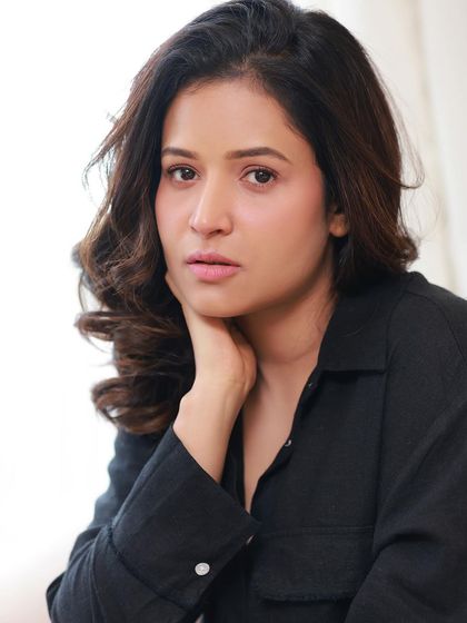 A set of clean, minimalist headshots of an actress. With simple lighting and a neutral expression, these photos are perfect for casting calls and professional portfolios where a natural look is required.