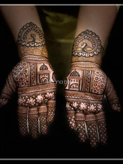 A simple yet elegant design with peacocks in heart-shaped frames and jharokha patterns on the palms.