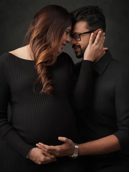 For those who love a classic, intimate feel, I offer moody and dramatic maternity portraits. This couple's session focuses on their connection, using low-key lighting to create a timeless and elegant look.