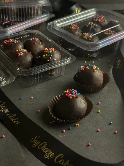 These chocolate cake pops are a mess-free, bite-sized treat perfect for any occasion. They are great for dessert tables, kids' parties, or as a fun addition to a gift hamper.