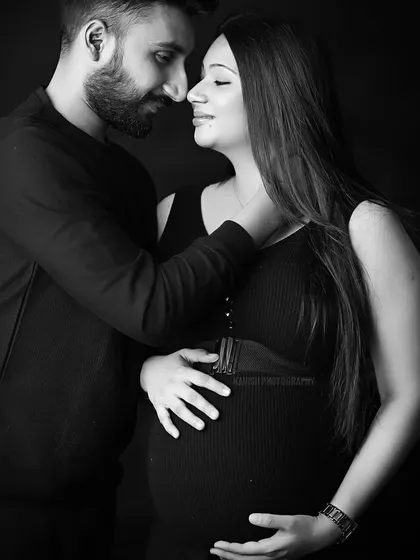 An intimate black and white portrait of an expecting couple. This classic, emotion-driven style focuses on the connection and anticipation of parenthood.