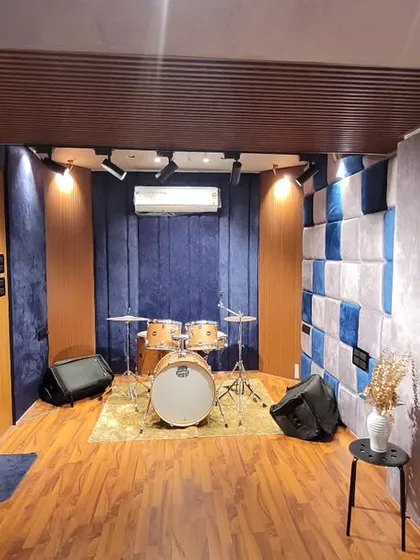 A full view of our live band recording studio, complete with a drum kit and ample space for your entire crew. The combination of different acoustic panels gives the room a balanced sound for any genre.