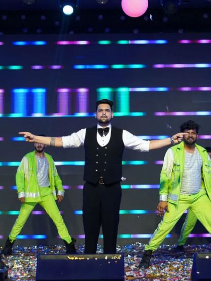 The final pose of a spectacular groom's performance. We design choreography with big, impactful moments that are perfect for photos and videos.