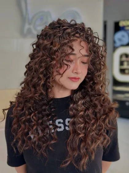 Another beautiful shot of these perfectly defined and colored curls. The dimension is incredible.