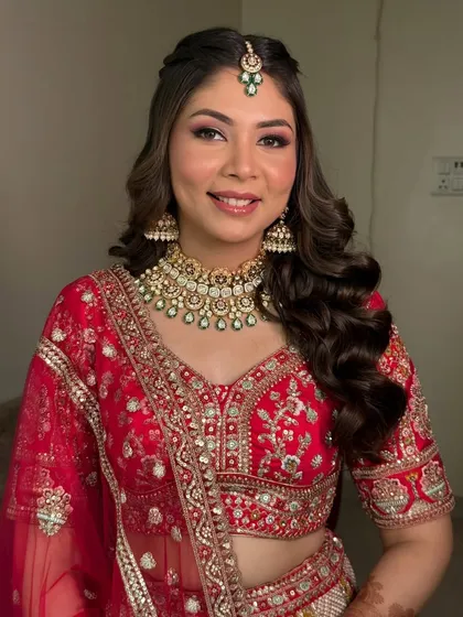 A red bridal dream come true. This bride is glowing with a lit-from-within base, warm-toned sculpting, and rich red smoked eyes with a soft shimmer.