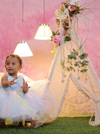 This gallery displays the versatility of our garden and teepee sets. From lush green turf and floral backgrounds to cozy lace teepees and wicker chairs, you can create the perfect indoor "outdoor" shoot.