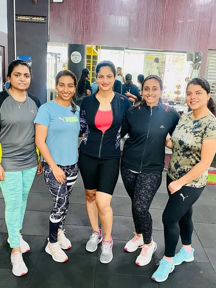 Monday vibes with these strong ladies. Starting the week off right with a solid workout.
