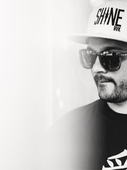 Shine HVK - Club & Festival DJ Behind the Decks photo 5